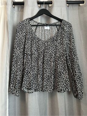 Old Navy Black and White Printed V-Neck Peplum Blouse